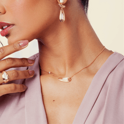 Modelo Colar Dourado com Pingentes Organicos e Madreperola – CO01040010DOMP